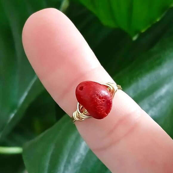 Red Apple Coral Wire Wrapped Ring, Gold Size 7 Boho Chic Statement Upcycled - Picture 3 of 3